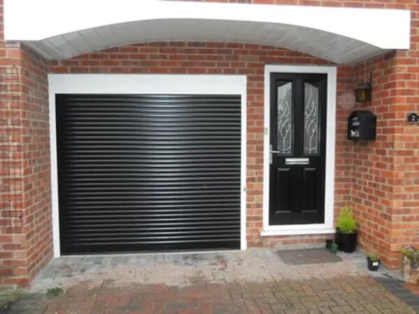 Automatic roller shutter door