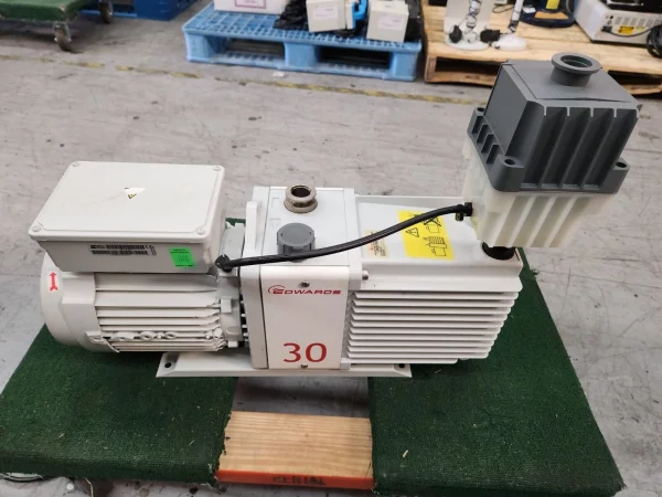 EDWARDS E2M30 VACUUM PUMP