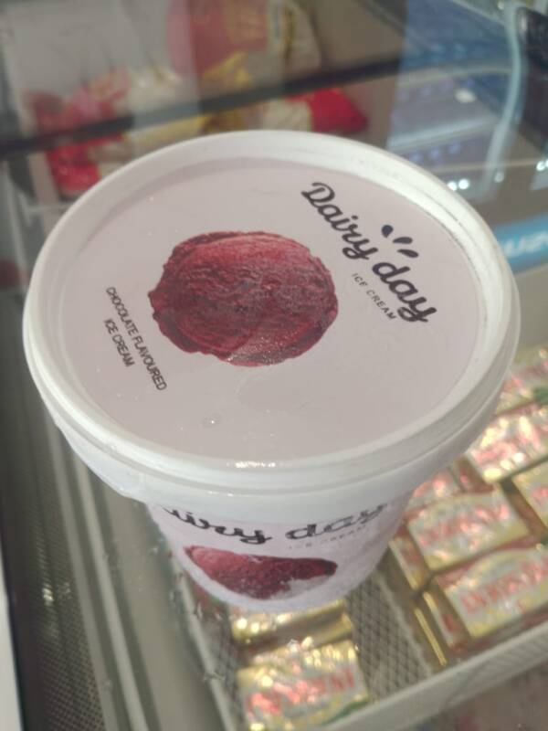 DAIRY DAY ICE CREAM CHOCOLATE FLAVOURED ICE CREAM 1LITER
