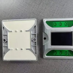 Road traffic reflector stud