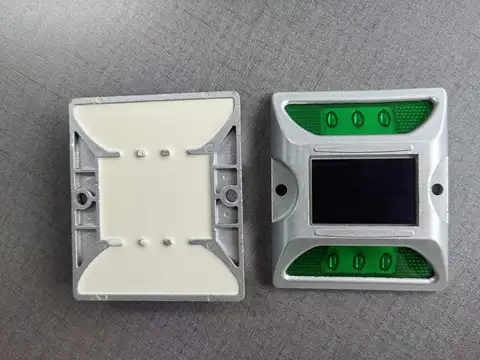 Road traffic reflector stud