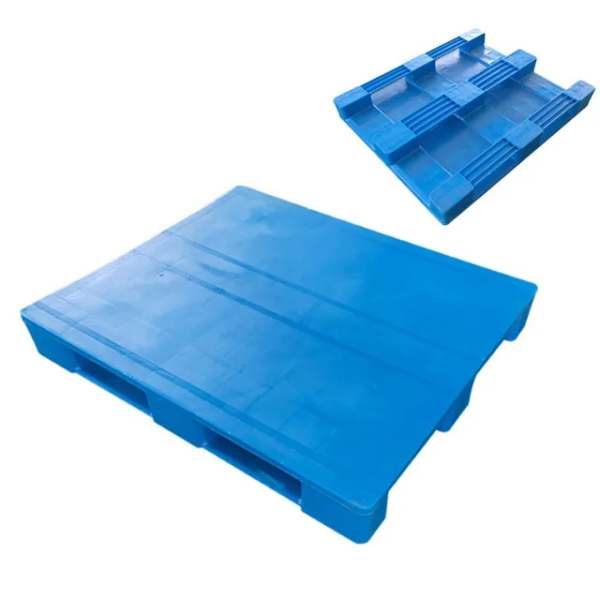 Reversible plastic pallets
